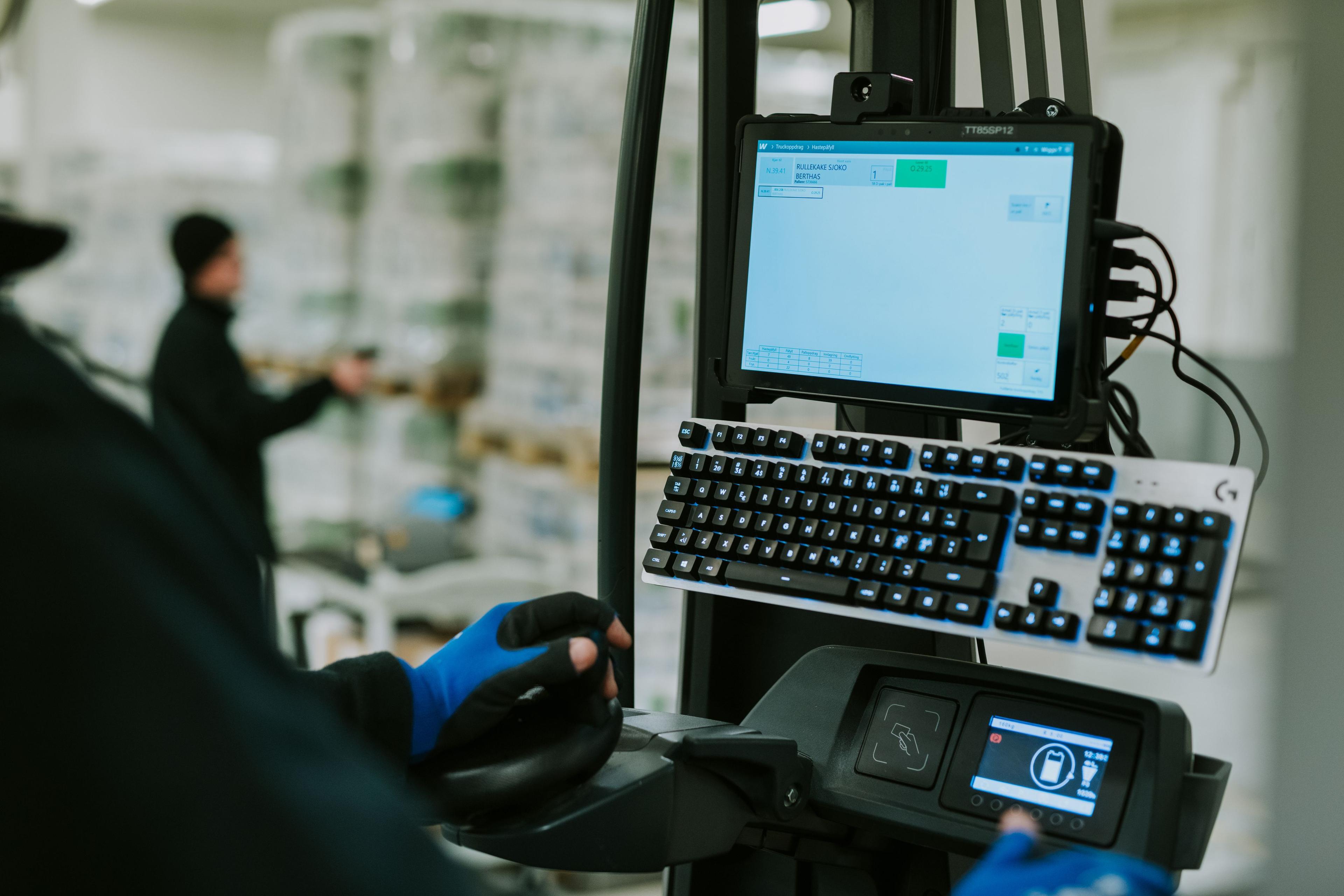 Person using Solwr's management software while working in a warehouse